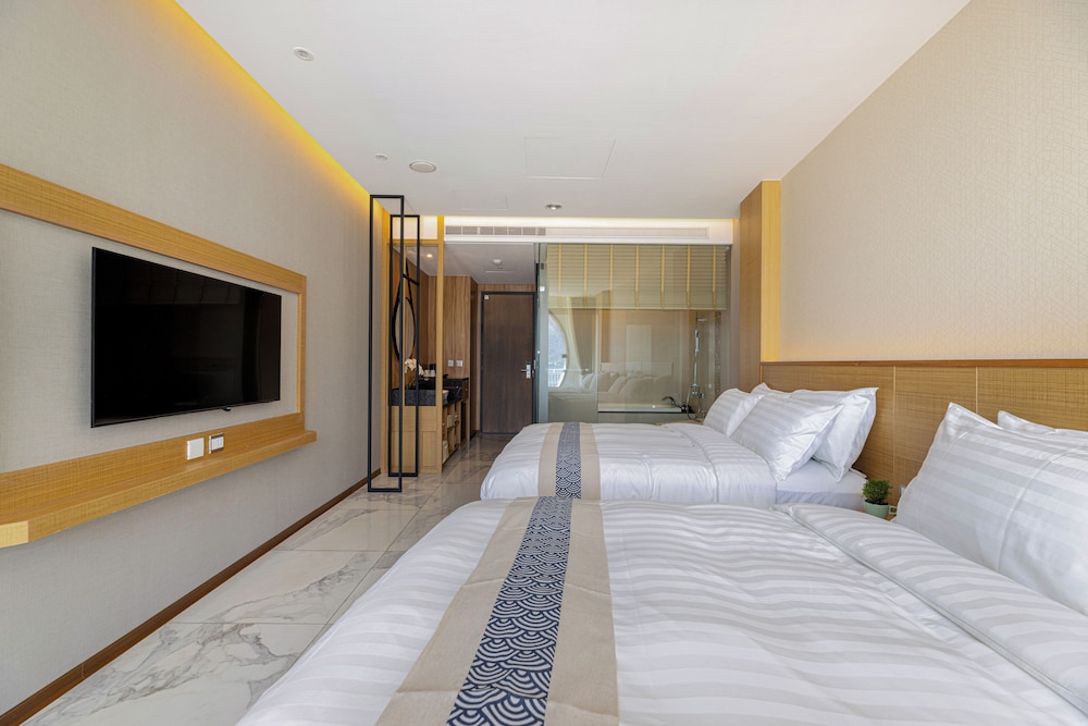 Deluxe Quadruple Room, Lake View photo 2