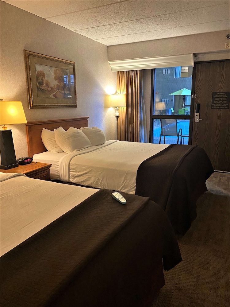 Standard Room, 2 Queen Beds, Refrigerator & Microwave, Poolside - Photo 1