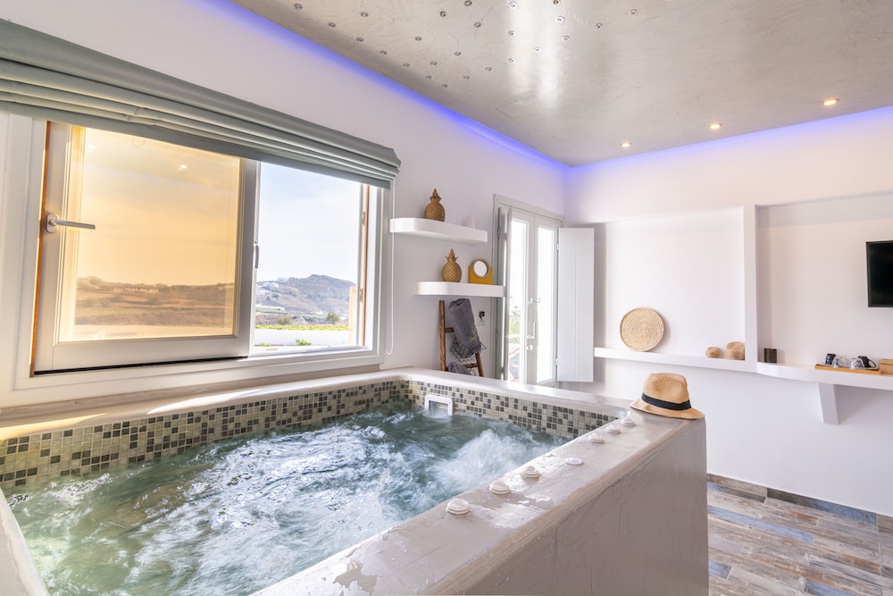 Elegant Suite with indoor jetted tub and sea view - Photo 2