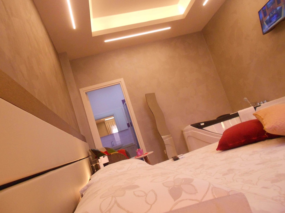 Deluxe Double Room, 1 Queen Bed, Jetted Tub (Intrigo e follia), photo 6