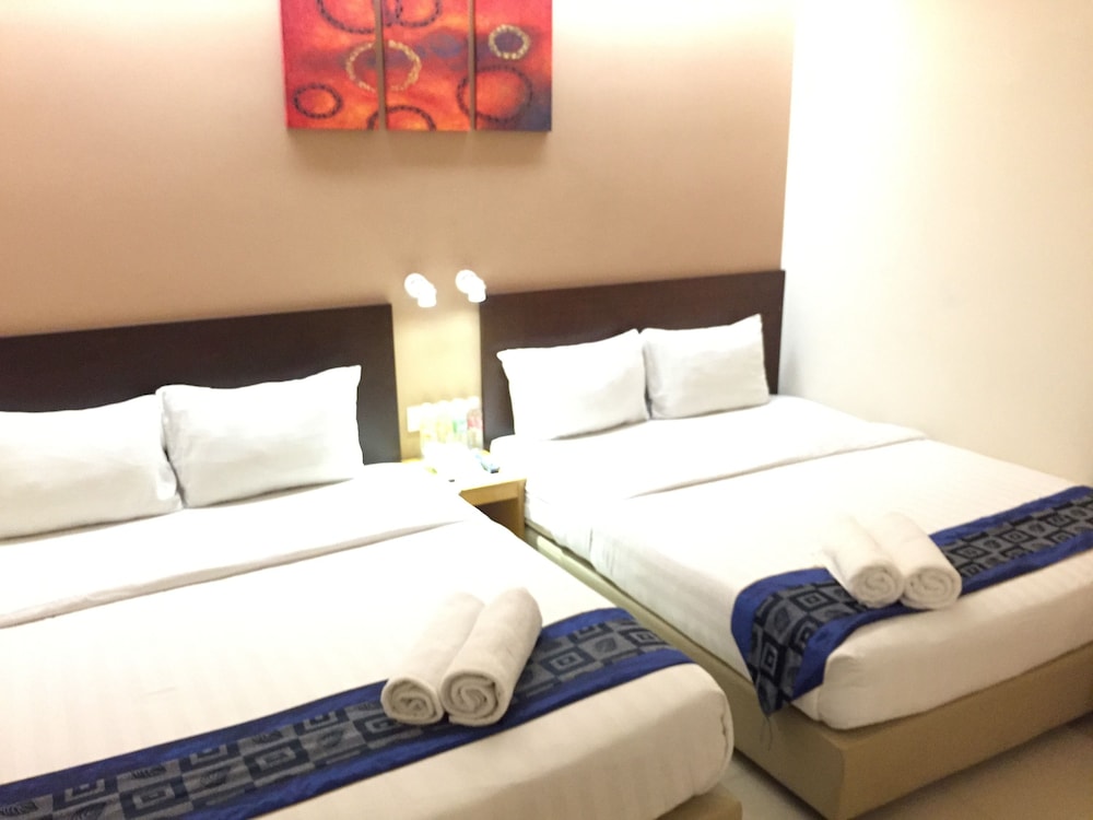 Family Quadruple Room, 2 Queen Beds - Photo 1