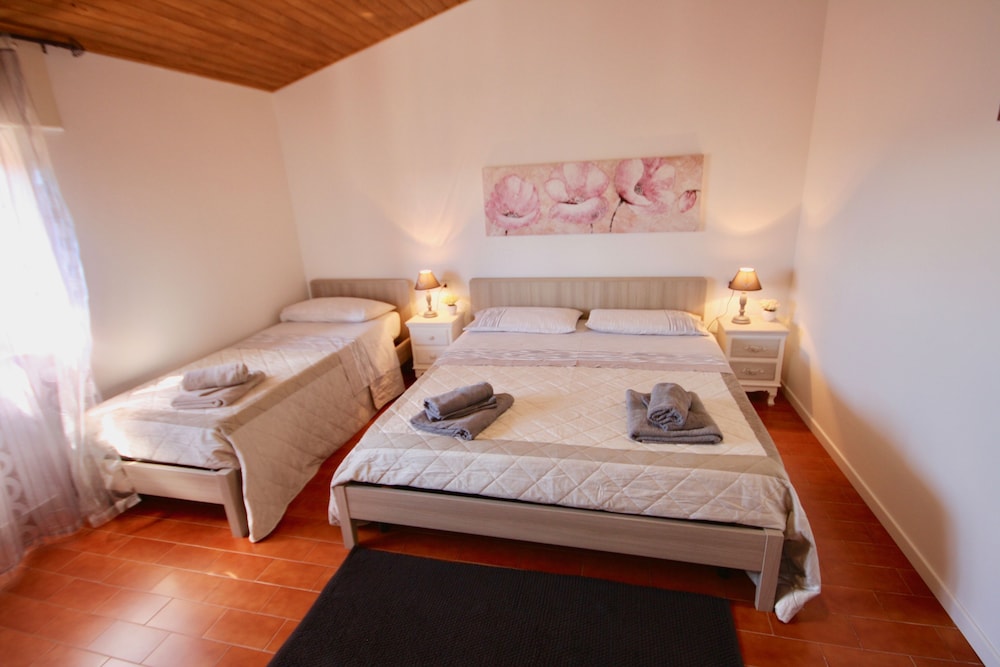 Triple Room, 1 Bedroom photo 1