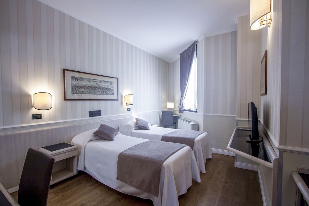 Standard Double or Twin Room thumbnail 6