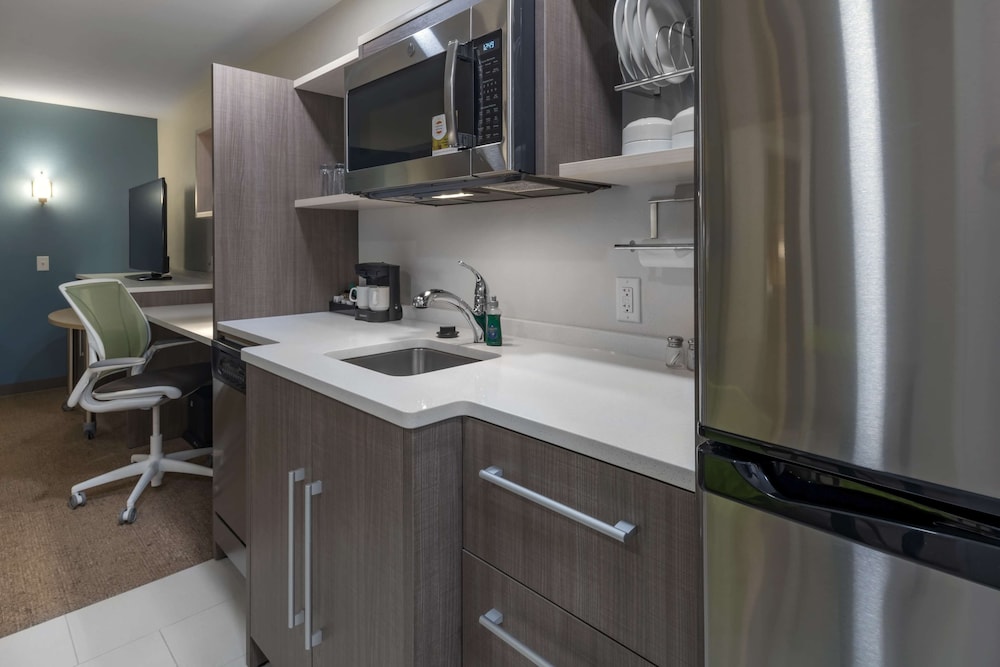 Suite, 1 Queen Bed, Accessible, Bathtub
