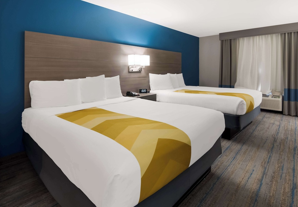 Suite, 2 Queen Beds, Non Smoking, Refrigerator & Microwave (with Single Sofabed) - Photo 2