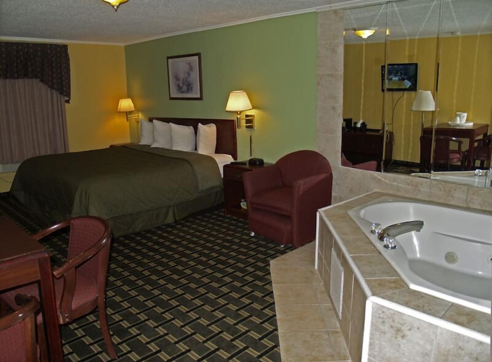 Premium Suite, 1 King Bed, Smoking, Hot Tub photo 1