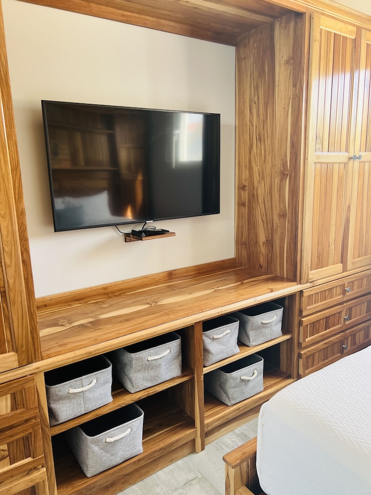 Deluxe Room, 1 Bedroom, Pool View photo 3