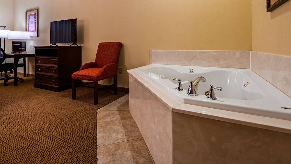 Suite, 1 King Bed, Non Smoking, Jetted Tub photo 3