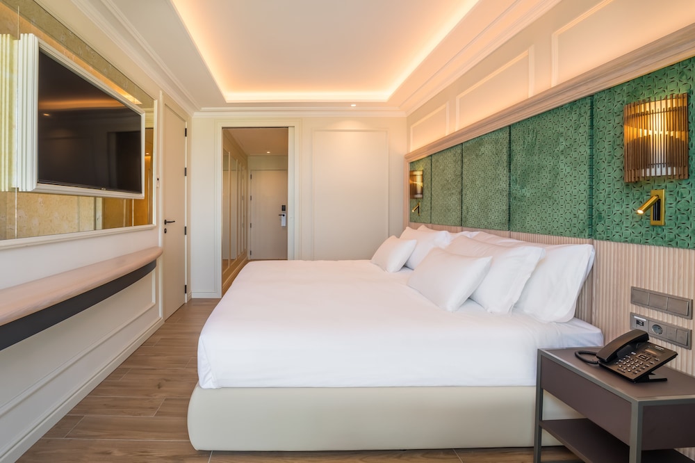 Superior Room, Pool View - Photo 2