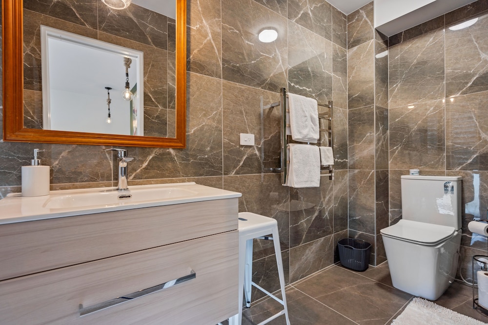 Premium Double Room thumbnail 5
