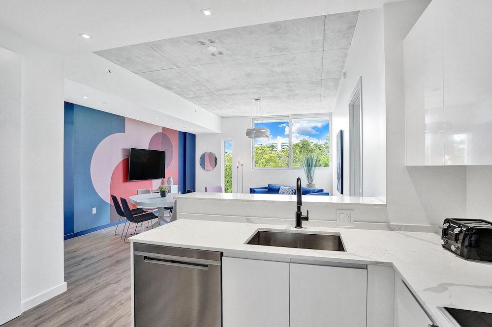 Design Suite, 2 Bedrooms (302) photo 2