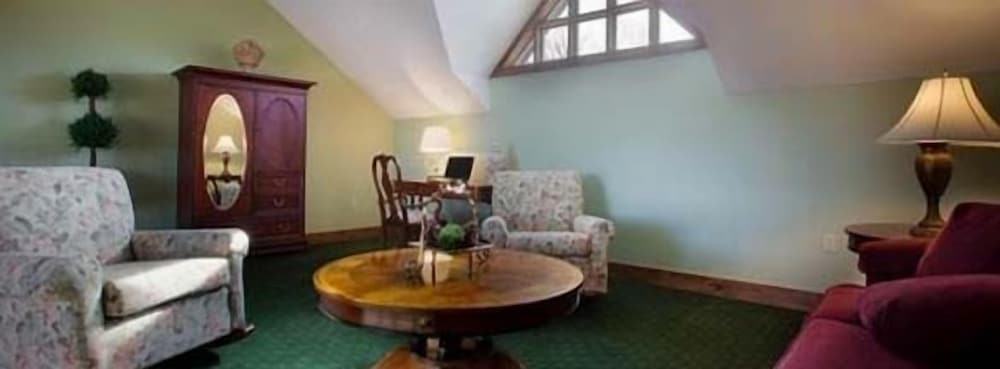 Ledgemere Suites 1 King, 2 Queen Sleeper with Full Bath photo 3