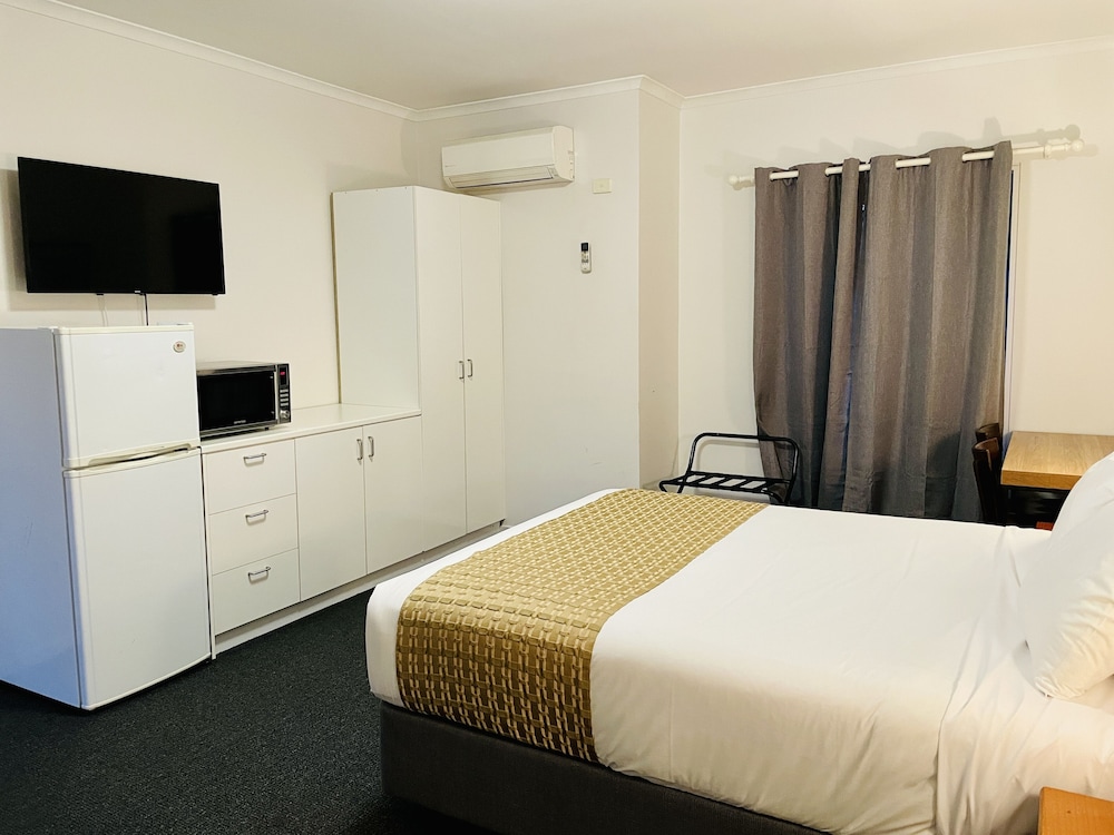Standard Room, 1 Queen Bed, Non Smoking - Photo 2