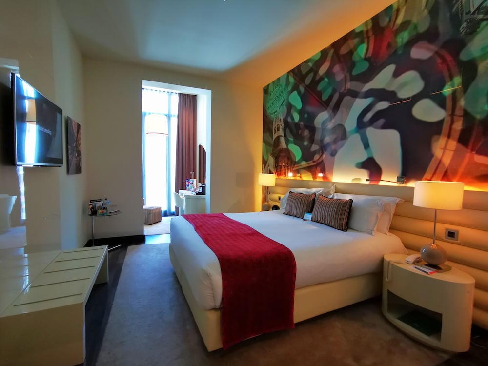 Premium Room, 1 King Bed, Pool View photo 2