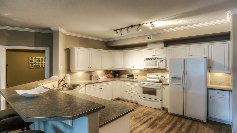 Premium Condo, 3 Bedrooms, Partial Lake View photo 3