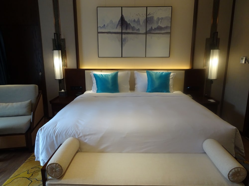 Deluxe Room, 1 King Bed with Sofa bed, Smoking photo 2