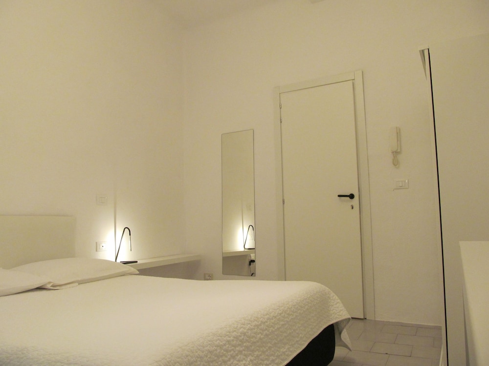 Room, 1 Queen Bed, Shared Bathroom photo 2