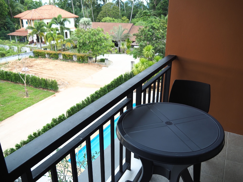 Standard Room with Pool View - Photo 6
