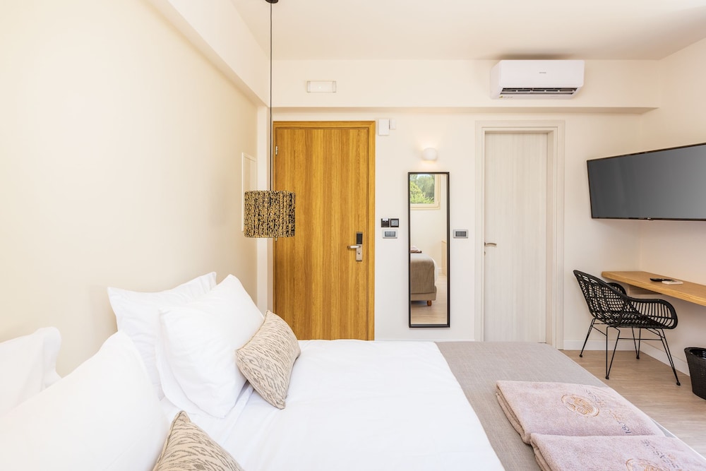 Deluxe Double Room, Garden View - Photo 3