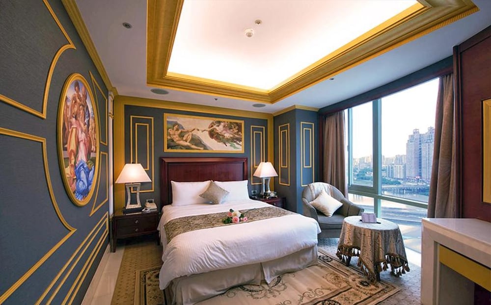 Renaissance Theme Grand View Suite photo 2