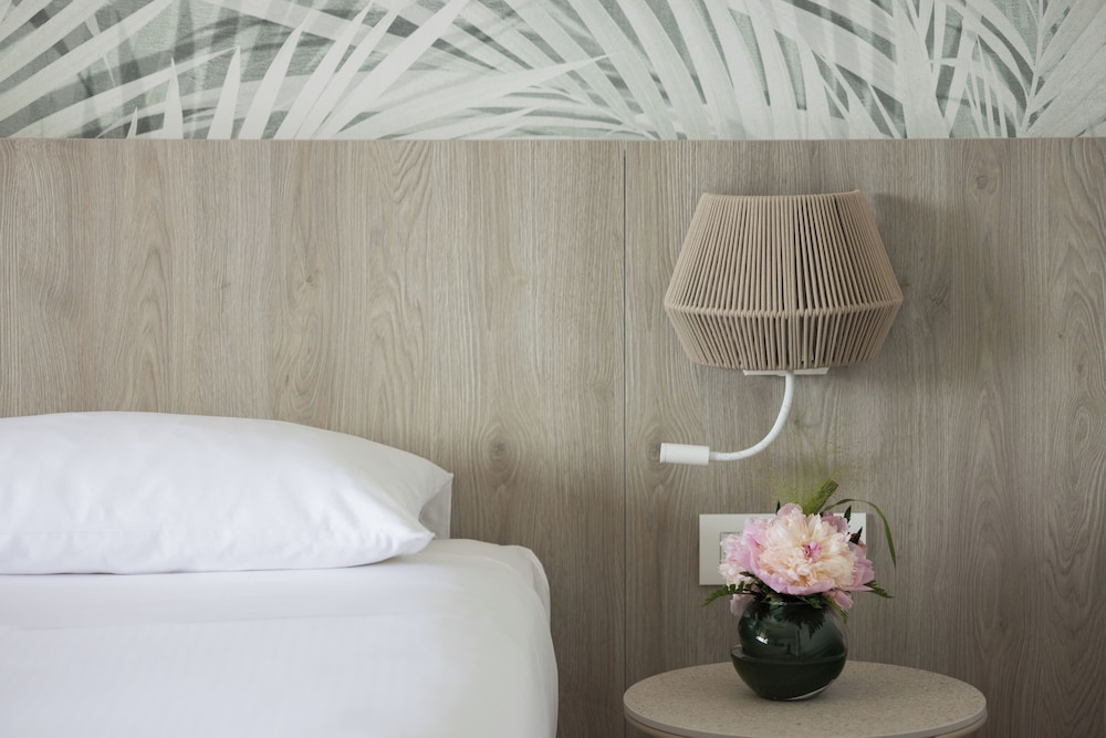 Deluxe Room - Photo 6
