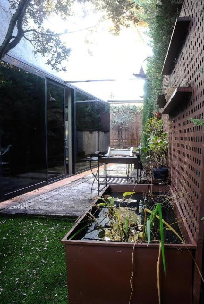 Deluxe Suite, 1 King Bed, Jetted Tub, Garden View photo 2