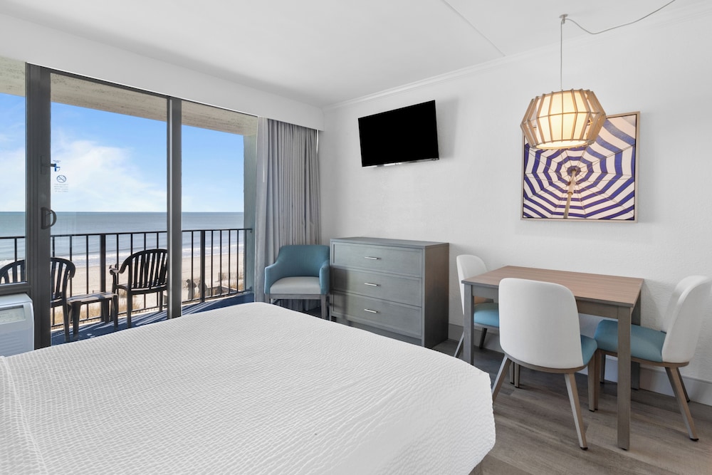 Schooner Oceanfront Deluxe Mini Suite - Photo 2