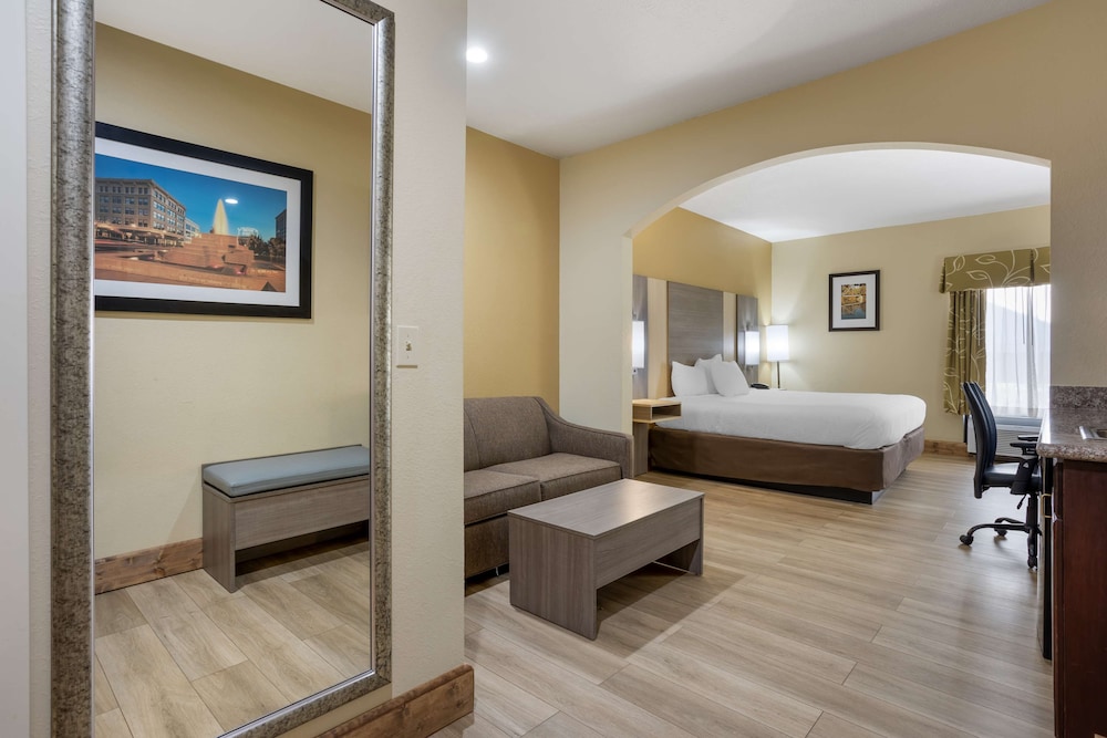 Suite, 1 King Bed, Non Smoking, Refrigerator & Microwave photo 2
