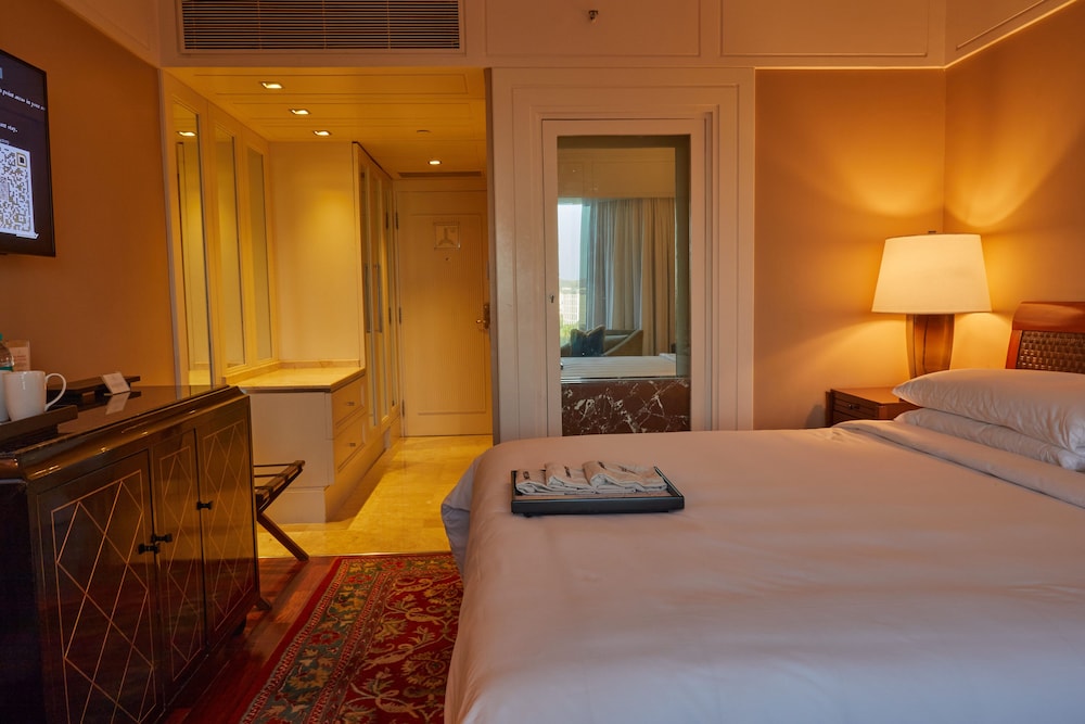 Premier Room, City View - Photo 3
