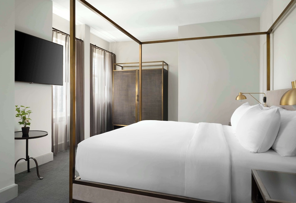 Suite, 1 King Bed photo 2
