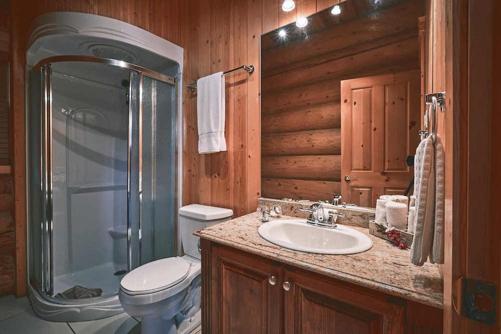 Executive Plus 44 - Majestic log Chalet With hot tub Sauna Heated Pool and Close to Activities, Kuva 3