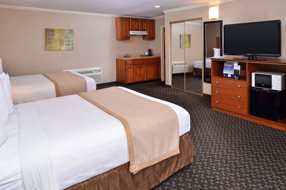 Suite, 2 Queen Beds, Non Smoking, Refrigerator & Microwave (Larger Room) - Photo 3