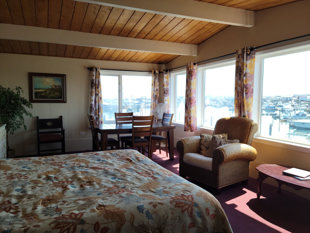 Romantic Suite, 1 King Bed with Sofa bed, Marina View, Corner photo 3
