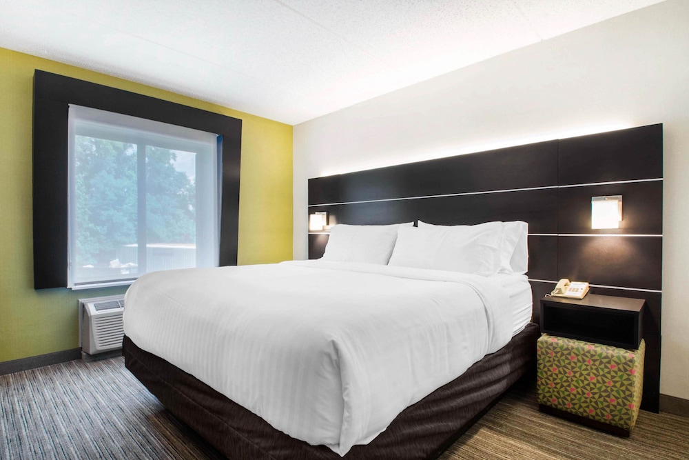 Suite, 1 King Bed with Sofa bed (Accessible Tub) photo 1