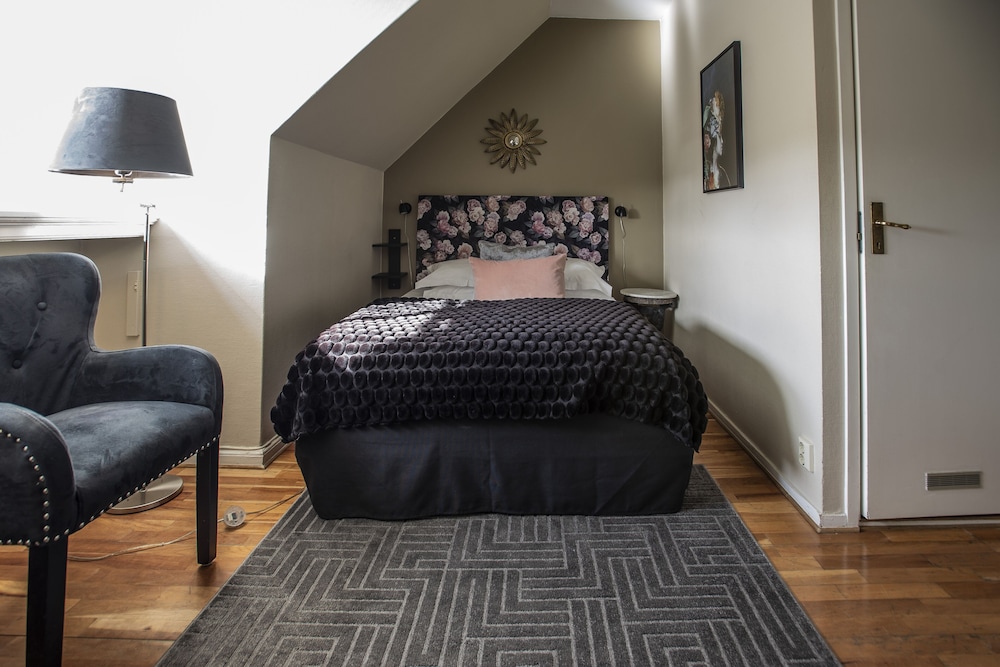 Standard Room, 1 Double Bed, Non Smoking (Small double room) - Photo 1