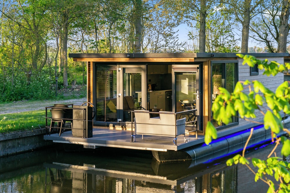Luxury Cabin, 2 Bedrooms, Kitchen, Harbor View