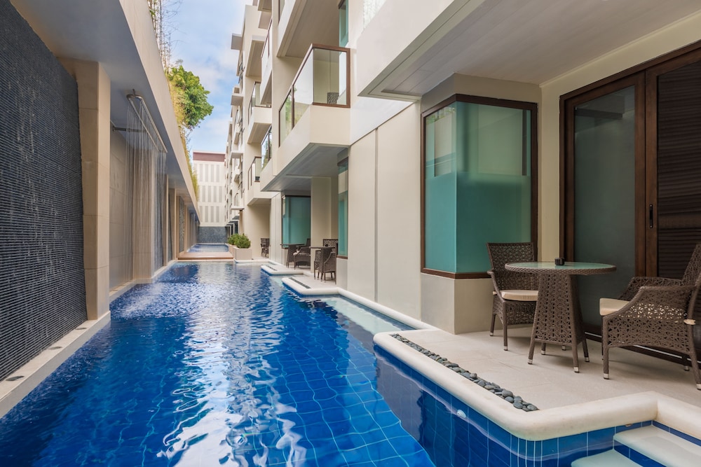 Premier w/ Direct Pool Access (Beach Wing) photo 3