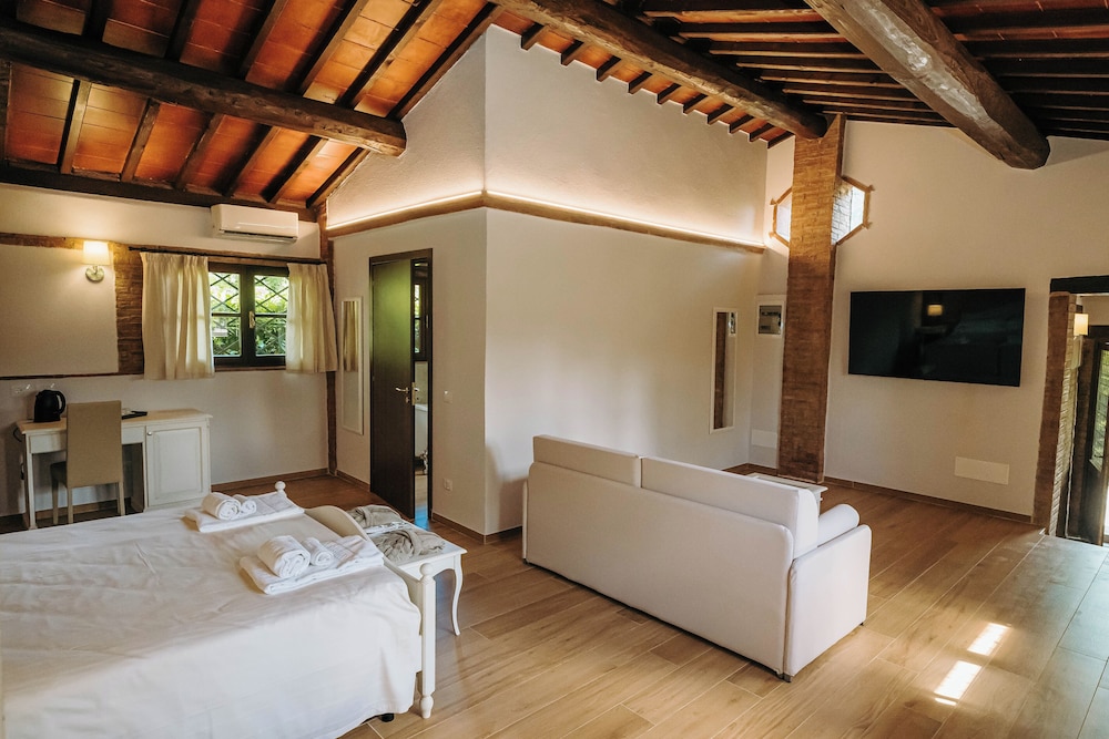 Suite, 1 Queen Bed photo 3