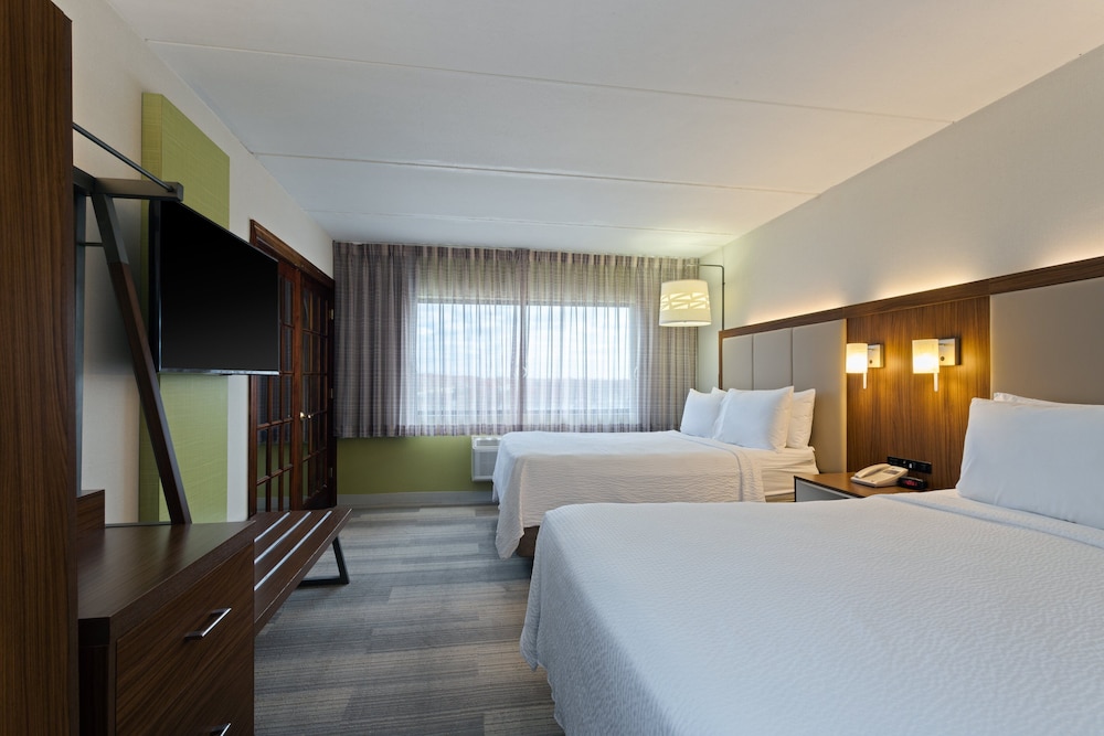 2 Queen Beds 1 Bedroom Suite Sofa Bed - Photo 2
