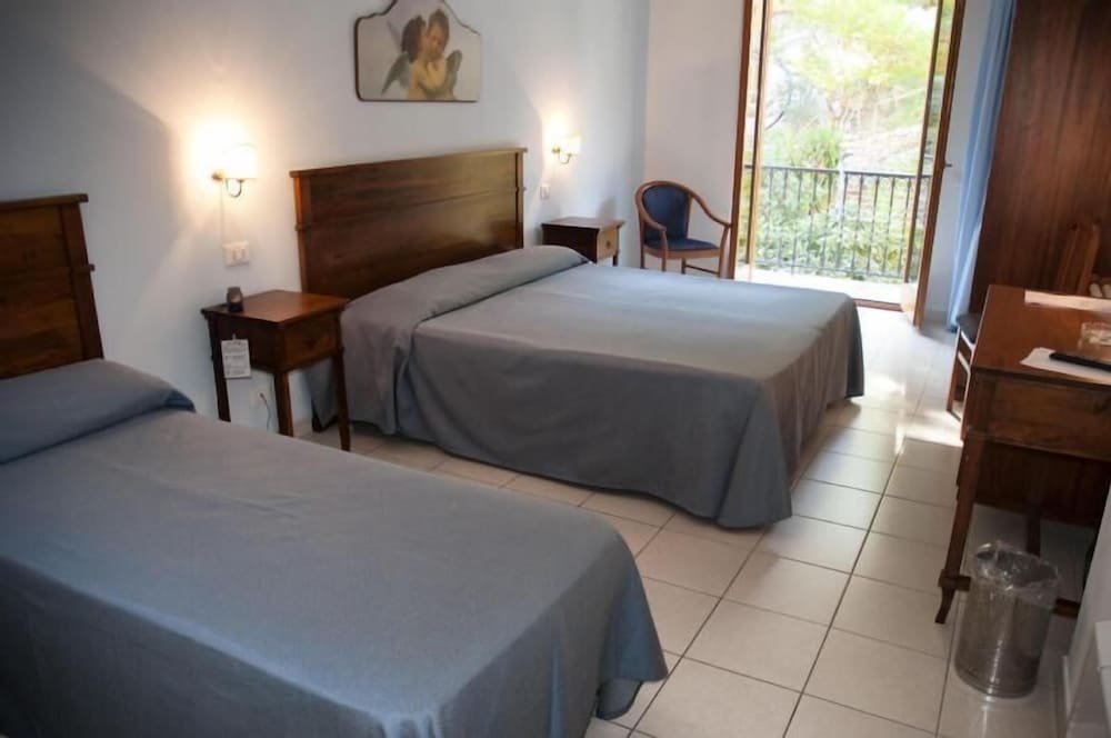 Basic Double or Twin Room - Photo 1