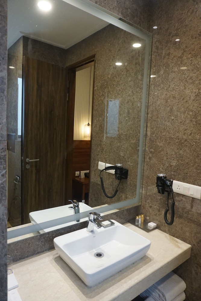 Suite, 1 King Bed, Non Smoking - Photo 9