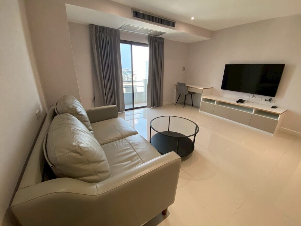 Junior Suite, 1 Queen Bed, Kitchen, City View photo 2