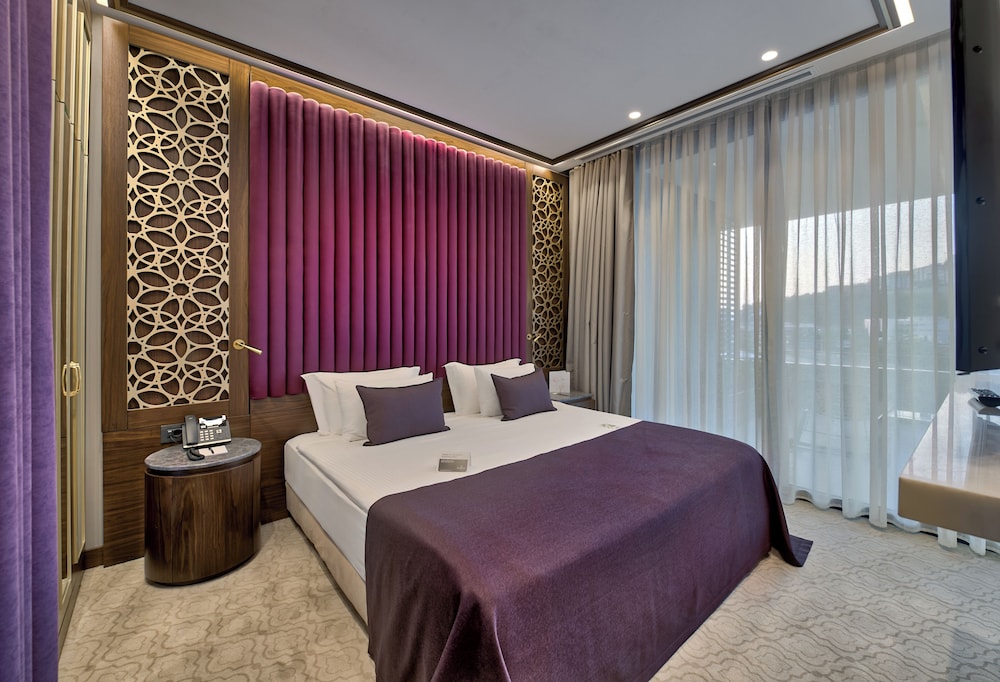 Honeymoon Suite, 1 King Bed, Non Smoking, City View