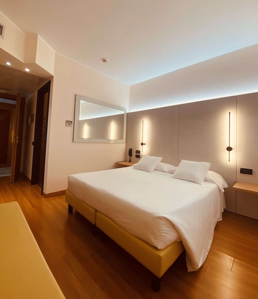 Standard Triple Room, 1 King Bed - Photo 10