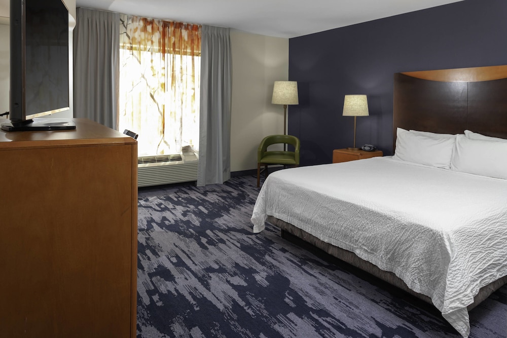 Room, 1 King Bed (Mobility/Hearing Access, Transf Shwr) - Photo 2