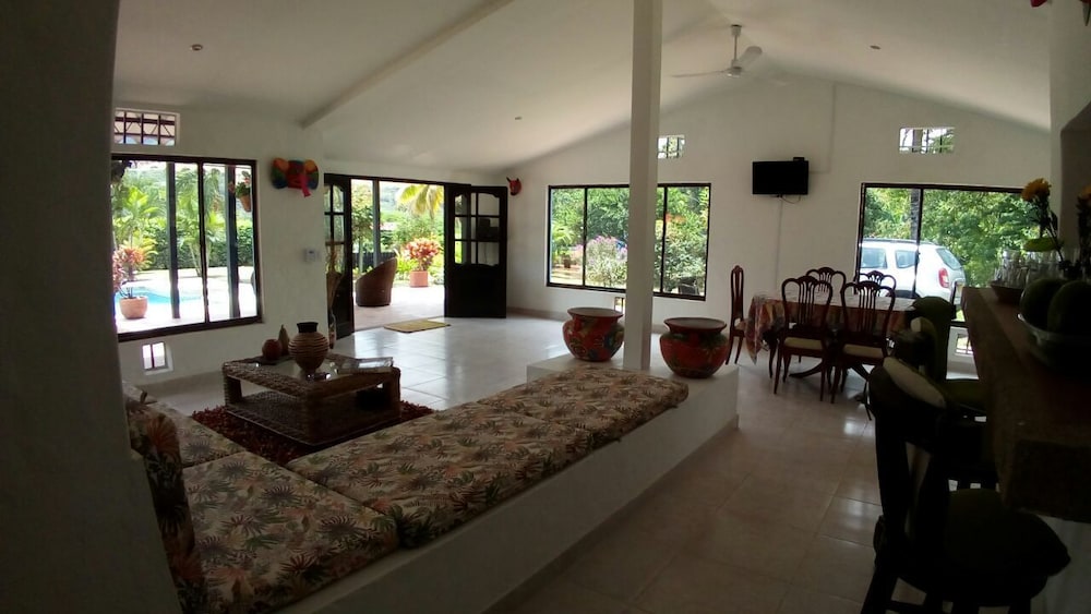 Family House, 3 Bedrooms, Pool Access, Pool View