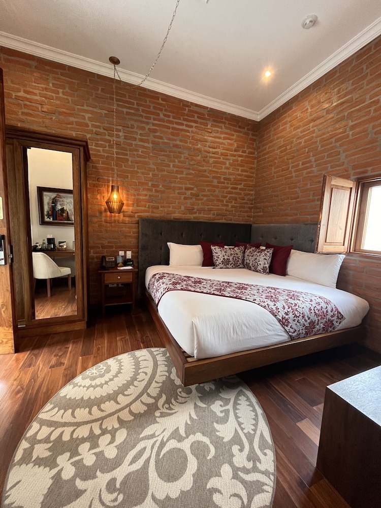 Deluxe Room, 1 Queen Bed, Non Smoking photo 1