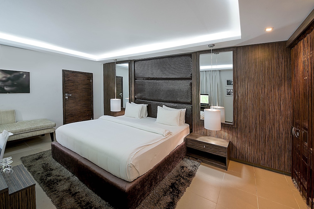 Deluxe Suite, 1 King Bed, Partial Ocean View photo 2