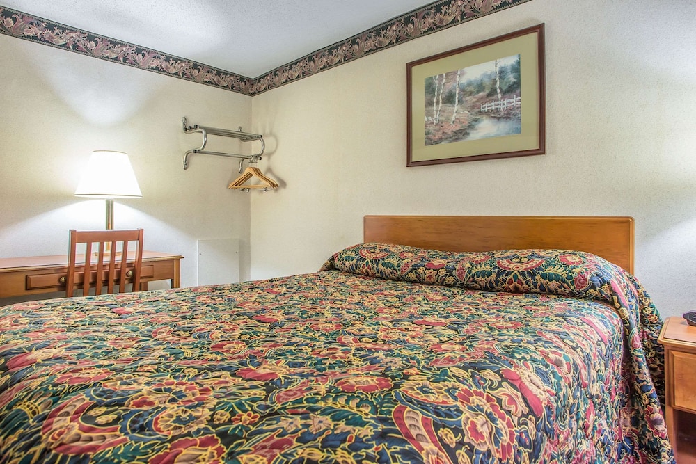 Standard Room, 1 Queen Bed, Non Smoking - Photo 6