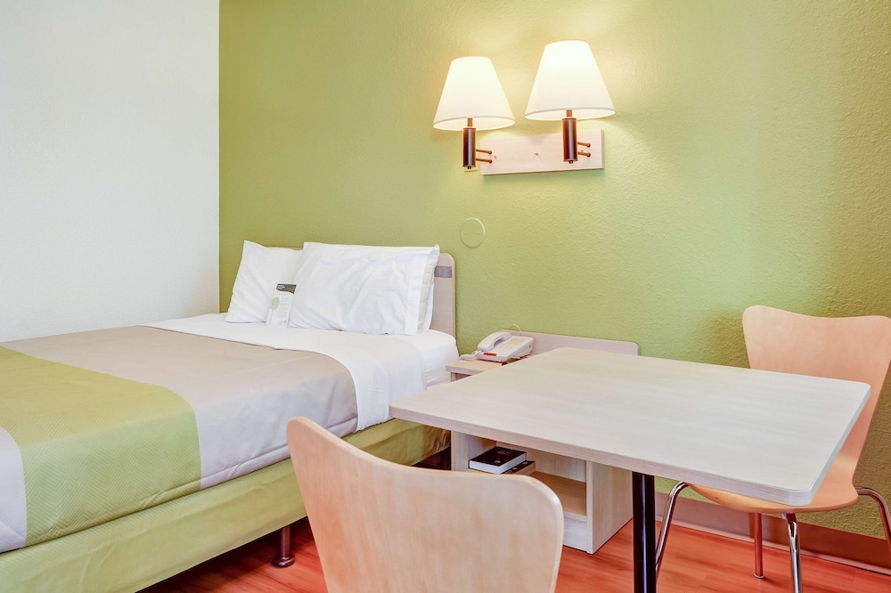 Premium Room, 1 Queen Bed, Non Smoking, Refrigerator photo 2